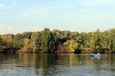  Kürekçiler Serebryany Bor Moskova Nehri üzerinde Eğitimi.