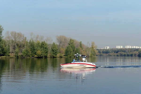 モスクワ ロシア連邦 2015 シルバー フォレストでモスクワ川のボート — ストック写真