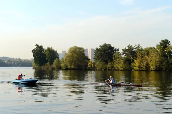 モスクワ ロシア連邦 2015 Serebryany Bor のモスクワ川に漕ぎのトレーニング — ストック写真
