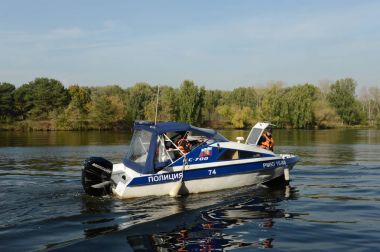  Polis teknesi Ks-700 Serebryany Bor Moskova Nehri üzerinde. 