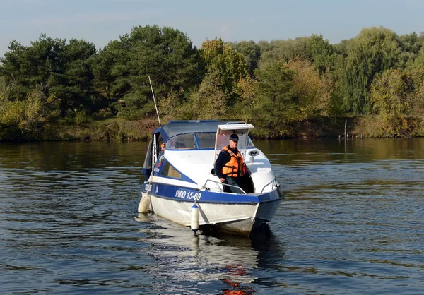 Police boat KS-700 on the Moscow River in the Serebryany Bor. — Stock Photo, Image