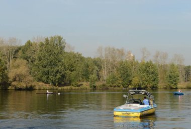  Kürekçiler Serebryany Bor Moskova'da Moskova Nehri üzerinde Eğitimi
