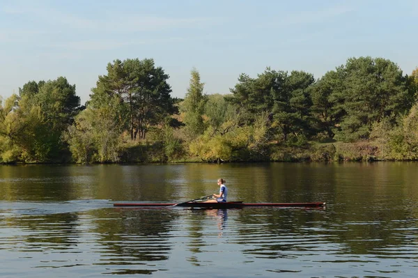 Serebryany Bor. モスクワのモスクワ川に漕ぎのトレーニング — ストック写真