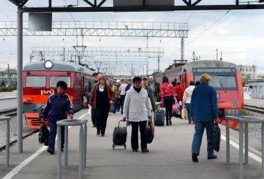 Tula, Rusya - 30 Eylül 2015: Yolcular banliyö elektrikli trenler Tula istasyonunda, demiryolu platformu.