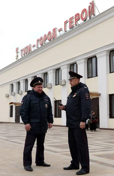 Policemen on the platform apron in Tula. — Stock Photo, Image