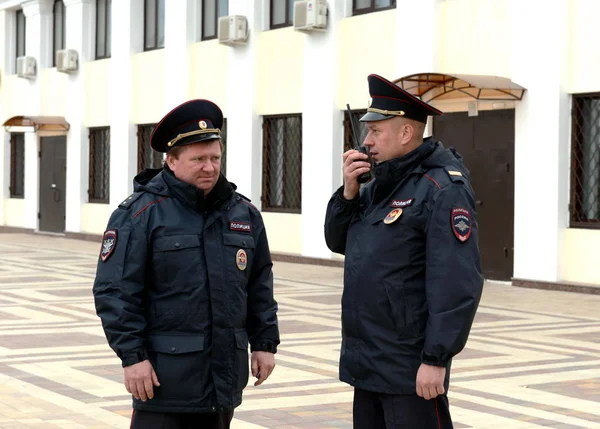 Policemen on the platform apron in Tula. — Stock Photo, Image