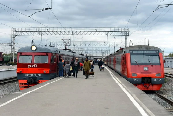 Passeggeri sulla piattaforma ferroviaria dei treni elettrici suburbani alla stazione di Tula . — Foto Stock
