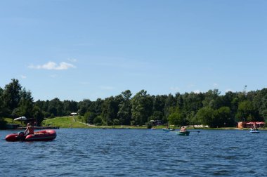 Moskova, Rusya - 6 Ağustos 2017: İnsanlar doğal tarihi parkta 