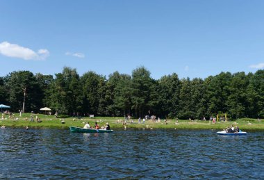  İnsanlar doğal tarihi parkta 