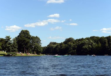 Moskova, Rusya - 6 Ağustos 2017:Shibaevsky gölde Doğal Tarih Parkı 