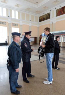  Polis memuru Tula istasyonu tren istasyonunda kamu düzeni kontrol eder..