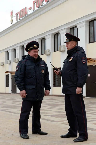 Policemen on the platform apron in Tula. — Stock Photo, Image