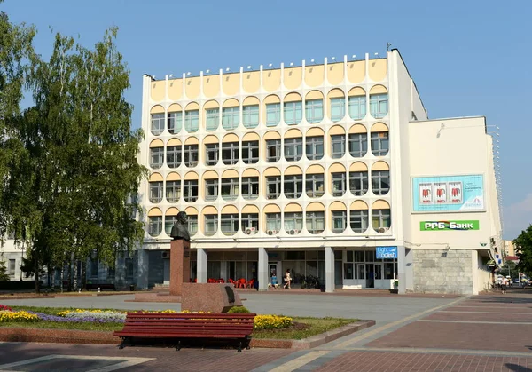 Vitebsk Biblioteca Científica y Técnica Regional y un monumento a Petr Masherov . — Foto de Stock