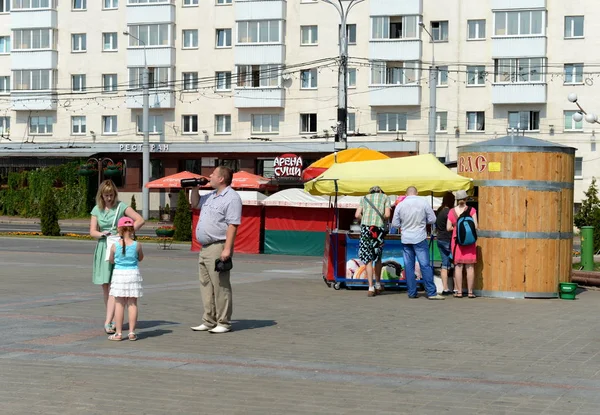 Продажа кваса на площади Победы в Витебске . — стоковое фото