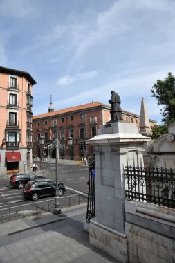 Madrid, İspanya - 2 Temmuz 2011: Görünümünü Bailen sokak Almudena Katedrali.