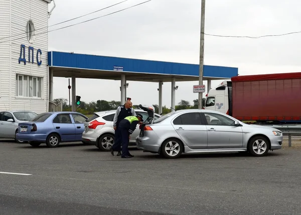 Patrouille de police routière sur la route fédérale "Don" dans le territoire de Krasnodar . — Photo