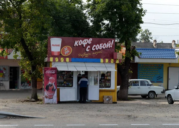 A shopping kiosk on the street of Krasnodar. — Stock Photo, Image