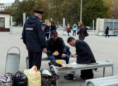  Bir polis memuru halka açık bir yerde alkol için sorumluluk konusunda vatandaşları uyardı.