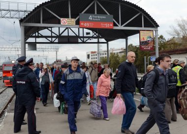 Tula, Rusya Federasyonu - 30 Eylül 2015: İnsanlar bir banliyö Elektrikli tren geliyor.