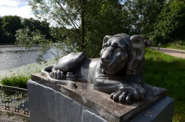 Üst Kuzminsky gölet yuvarlak iskelesi üzerinde bir aslan heykeli. 