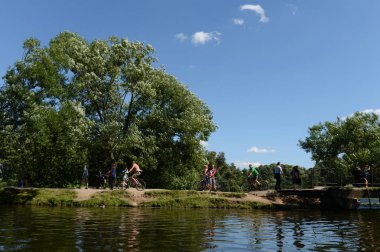 Moskova, Rusya - 6 Ağustos, 2017:People yürüyüş boyunca Doğal Tarih Parkı 