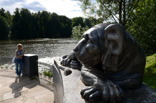  Üst Kuzminsky gölet yuvarlak iskelesi üzerinde bir aslan heykeli.