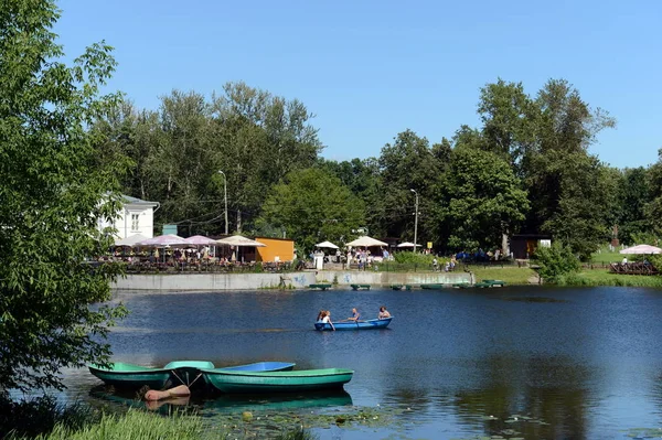 Moscú Rusia Agosto 2017 Gente Navega Parque Histórico Natural Kuzminki — Foto de Stock