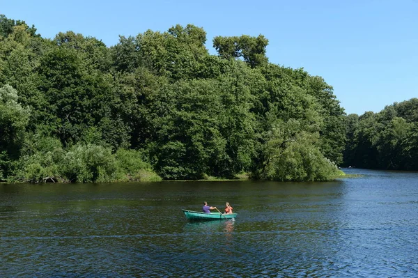 Personer gå båtlivet i natural-historiska parken ”Kuzminki-Lublino" — Stockfoto