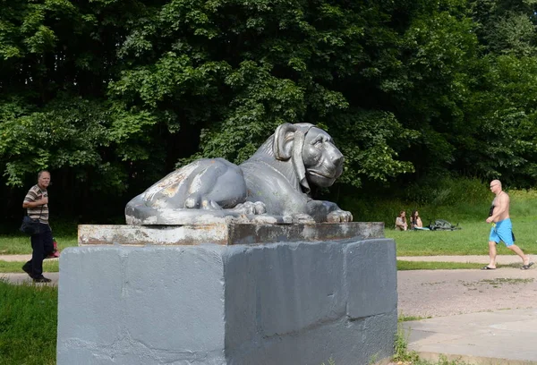 Löwenskulptur am runden Kai des oberen Kuzminsky-Teiches. — Stockfoto