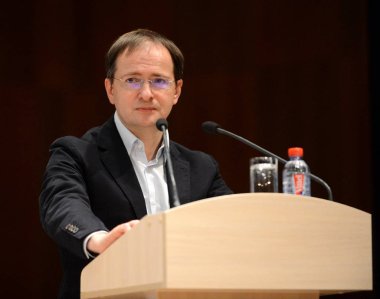 Kültür Bakanı Rusya Federasyonu Vladimir Medinsky Kaluga bir ders veriyor.