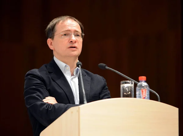 El ministro de Cultura de la Federación Rusa Vladimir Medinsky está dando una conferencia en Kaluga . — Foto de Stock