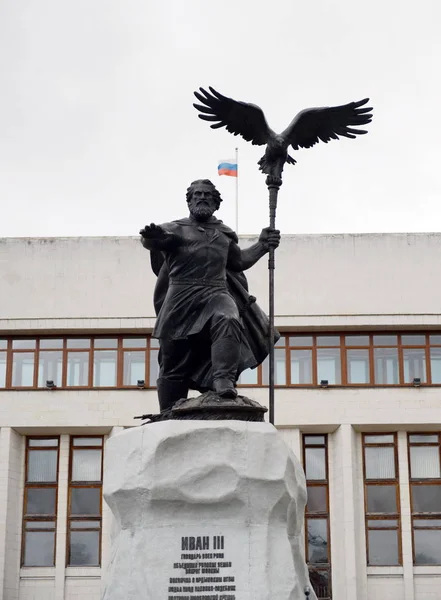 Monument au Grand Duc de Moscou Ivan III devant le bâtiment de l'administration à Kalouga . — Photo