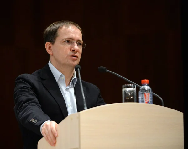 El ministro de Cultura de la Federación Rusa Vladimir Medinsky está dando una conferencia en Kaluga . — Foto de Stock