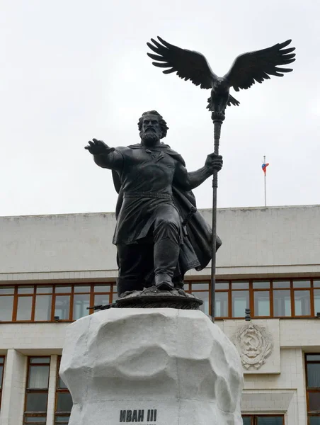 カルーガでビル管理の前にモスクワ Ivan Iii の帝政ロシアの皇子への記念碑. — ストック写真