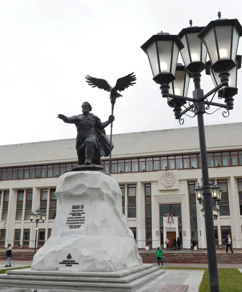 Monument au Grand Duc de Moscou Ivan III devant le bâtiment de l'administration à Kalouga . — Photo