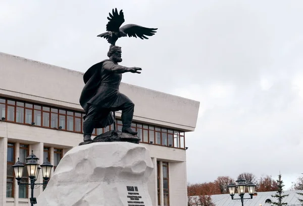 Monumento al Gran Duque de Moscú Iván III frente al edificio administrativo de Kaluga . — Foto de Stock