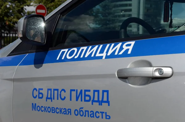El coche es una patrulla de la policía de carretera . — Foto de Stock