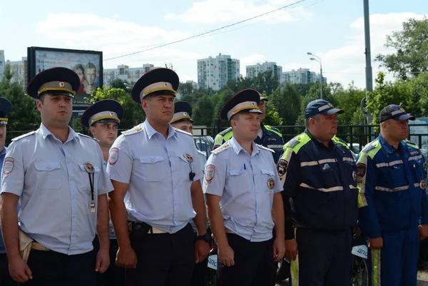 Officiers du service de patrouille de police routière au briefing avant de rejoindre le service . — Photo