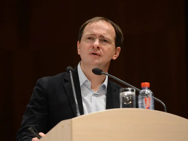 El ministro de Cultura de la Federación Rusa Vladimir Medinsky está dando una conferencia en Kaluga . — Foto de Stock