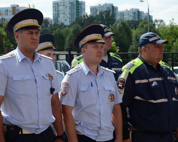  The officers of the road patrol service of the police on the instruction before going to the service.