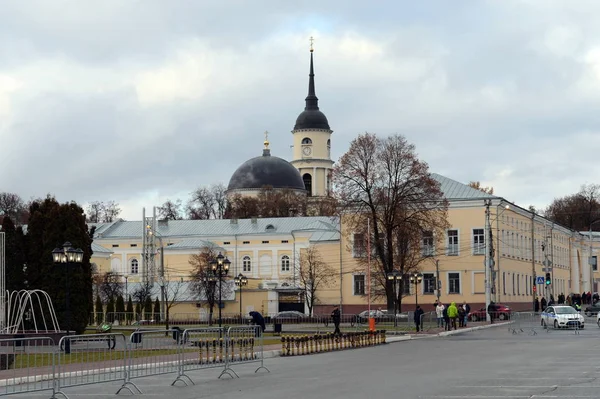 カルーガ ロシア連邦 古い交渉の正方形の 2017 View とカルーガに生命を与えるの三位一体大聖堂 — ストック写真