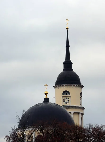 Kathedrale der Dreifaltigkeit des Lebens im Zentrum der Stadt Kaluga. — Stockfoto