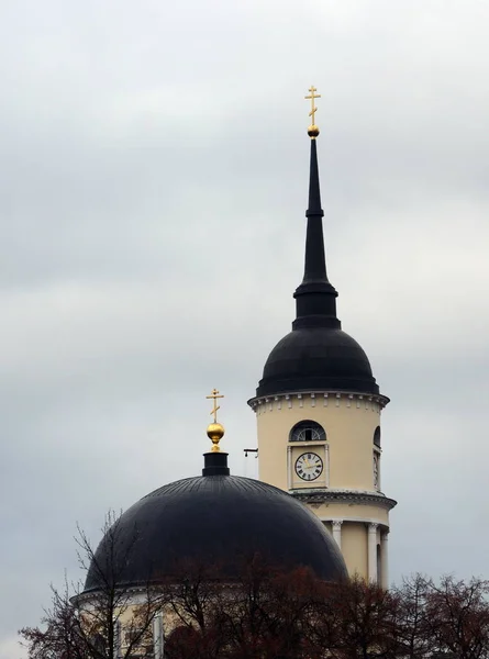 Cathedral of the Trinity of the Life-Giving in the center of the city of Kaluga. — Stock Photo, Image