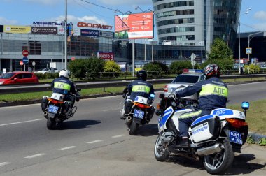  Devriye yollarda trafik polisi motosiklet müfettişleri git.
