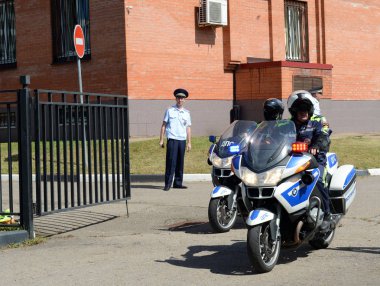  Devriye yollarda trafik polisi motosiklet müfettişleri git.
