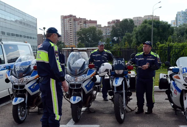 Los inspectores del servicio de patrulla de la policía de carretera entraron en el equipo . —  Fotos de Stock