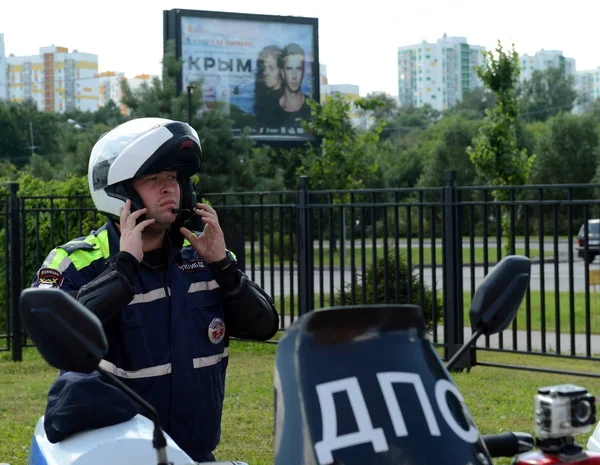 Un inspecteur des patrouilles de police routière est vêtu d'une tenue . — Photo