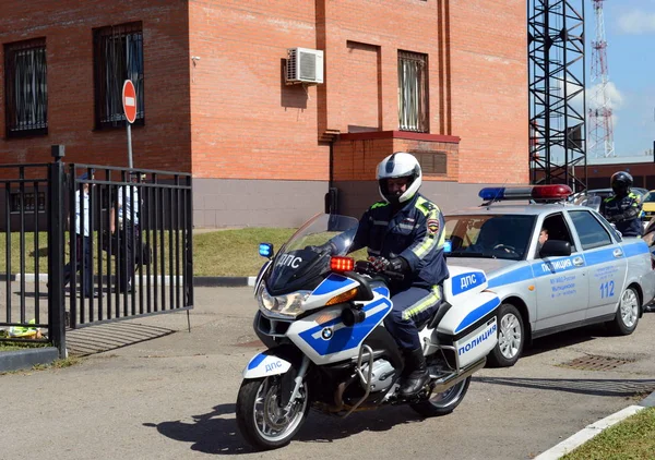  Devriye yollarda trafik polisi motosiklet müfettişleri git.