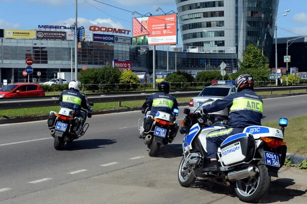 Inspecteurs de la police de la circulation sur les motos vont sur les routes de patrouille . — Photo