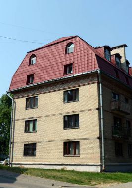  Vitebsk Bogdan Khmelnitsky sokakta İnşaatlı bir tavan ile eski tuğla ev.